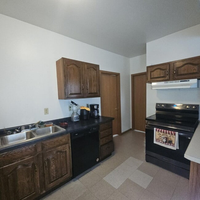 2 bedroom in proximity to UWEC and downtown - 9 Month Lease!