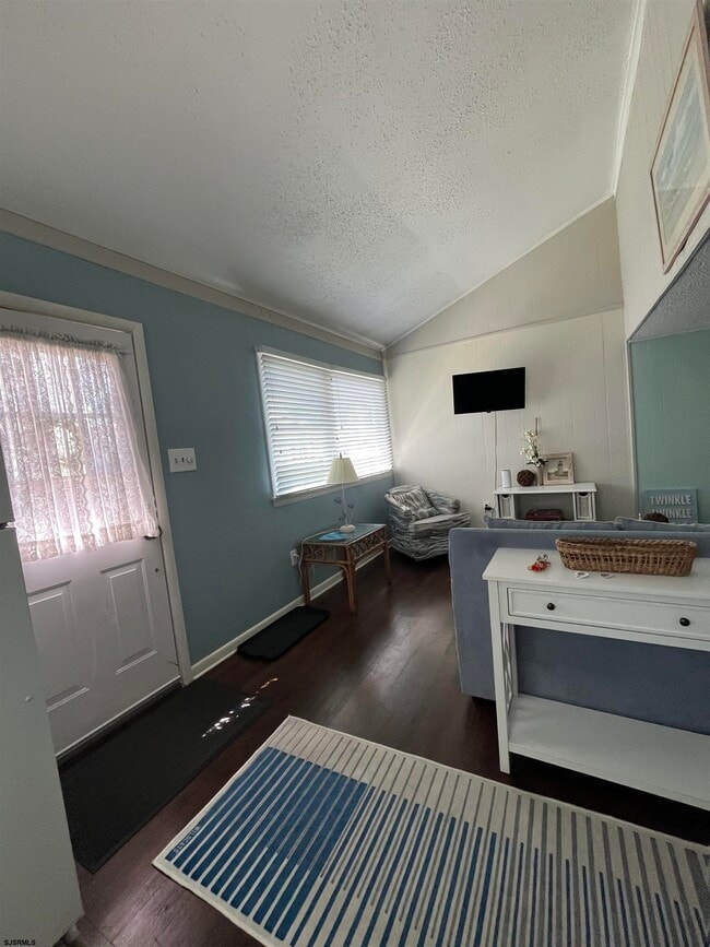 Photo - 509 E 4th St