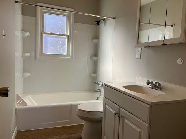 Photo - 3180 McRoberts Rd Unidad 3161 Broadway Avenue