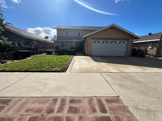 Building Photo - Great Large House ready for you to Make it a Home