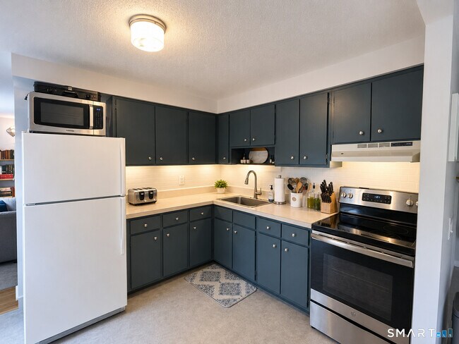 Building Photo - 47 Terrace Gardens Unit 47