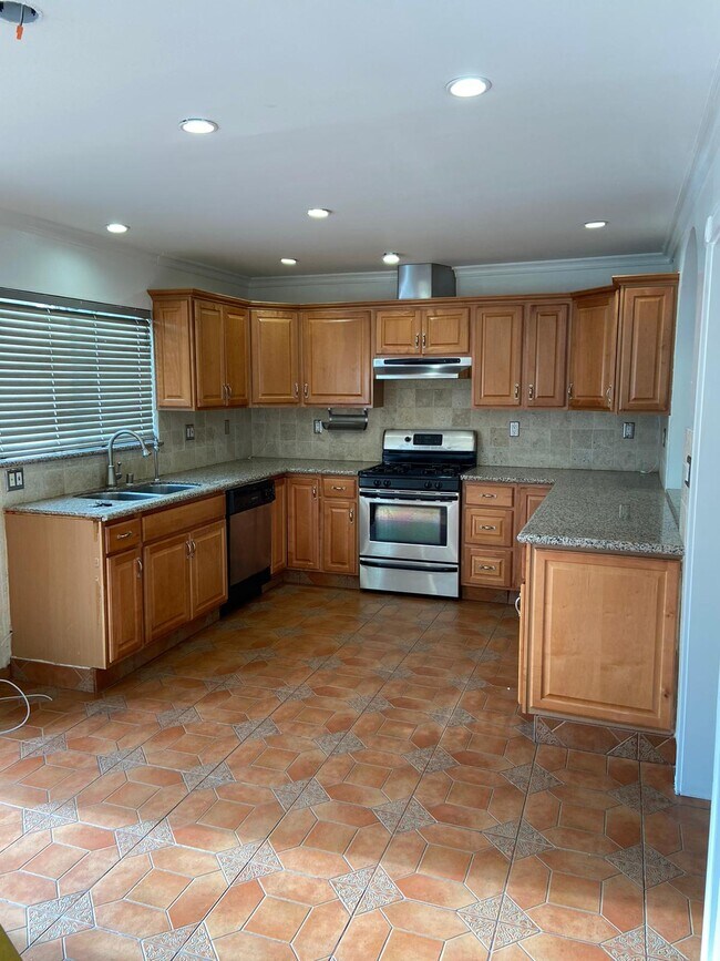 Kitchen - 19050 Kittridge St