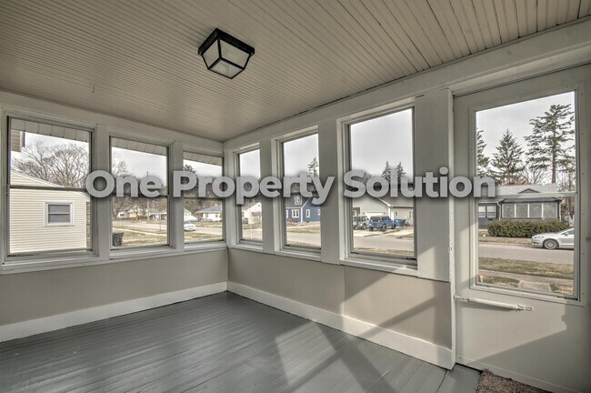 Photo - 810 Plain St House