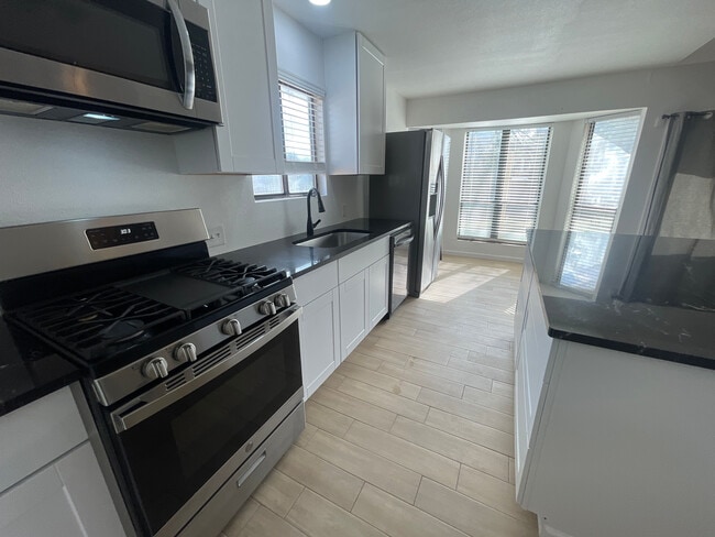 Building Photo - Room in House on Southwest Dr