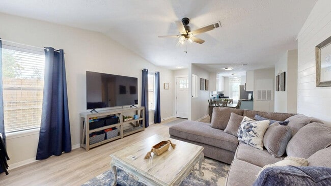 Building Photo - 608 Navarro Dr