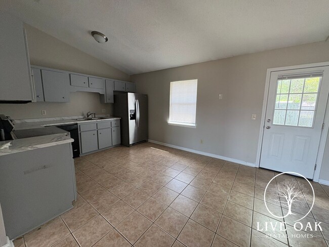 Photo - MOVE IN SPECIAL: $500 OFF 1ST MONTH'S RENT!**