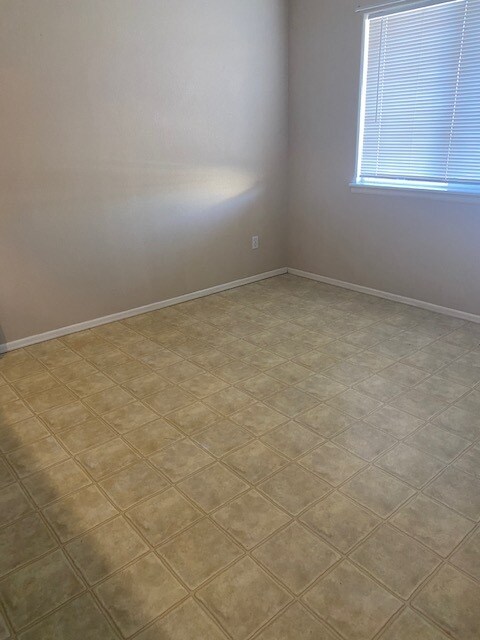 Dinning Room with Breakfast Bar - 835 E Cedar Ct Unit A
