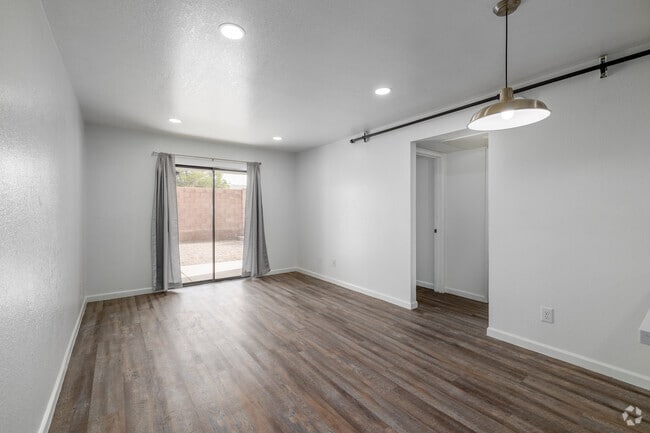 2 habitaciones, 1 baño - 775 pies cuadrados - Sala de estar - Meadow Park Apartments