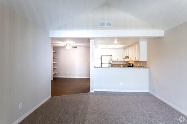 2 BR, 1 BA - 889 SF