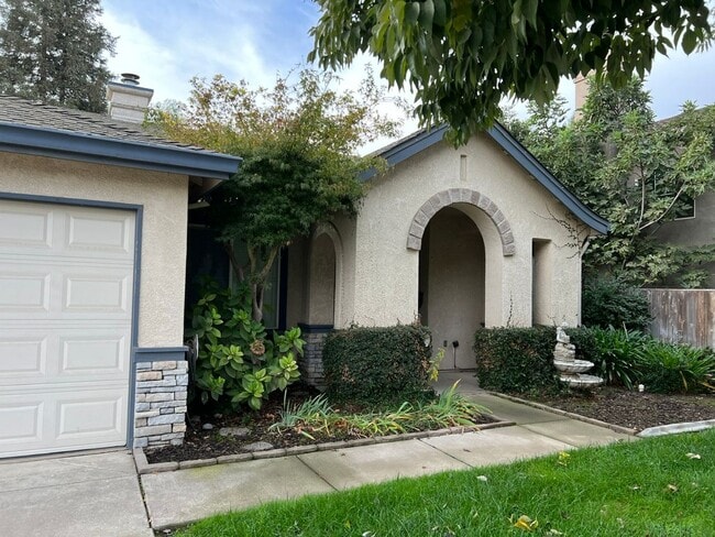 Photo - 4 bedrooms with 3 car garage in Rose Lane ...