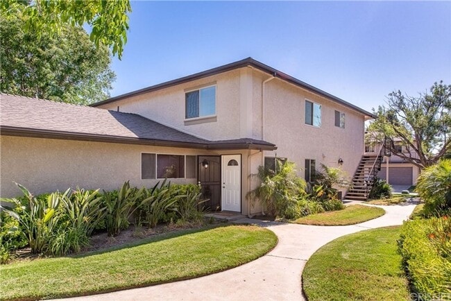 Building Photo - 2 Bed, 1 Bath Condo with Community Pool next to park!