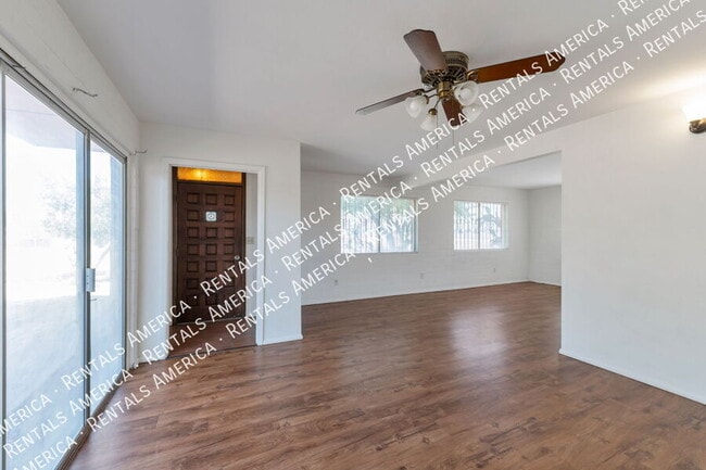 947 N Alvernon Way