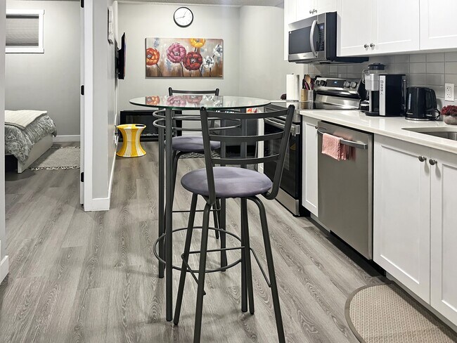 Photo - 7552 Creighton Pl SW