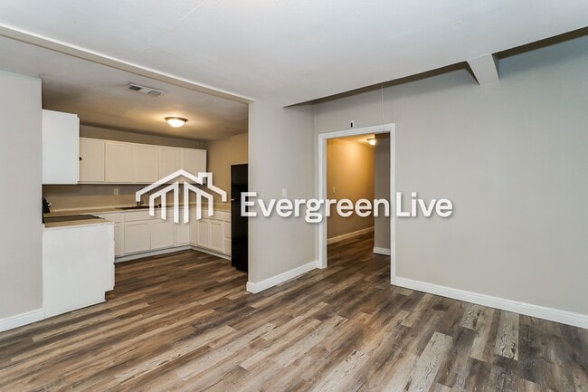 Photo - 2805 Walker St