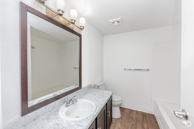 2BR, 2BA - 915SF