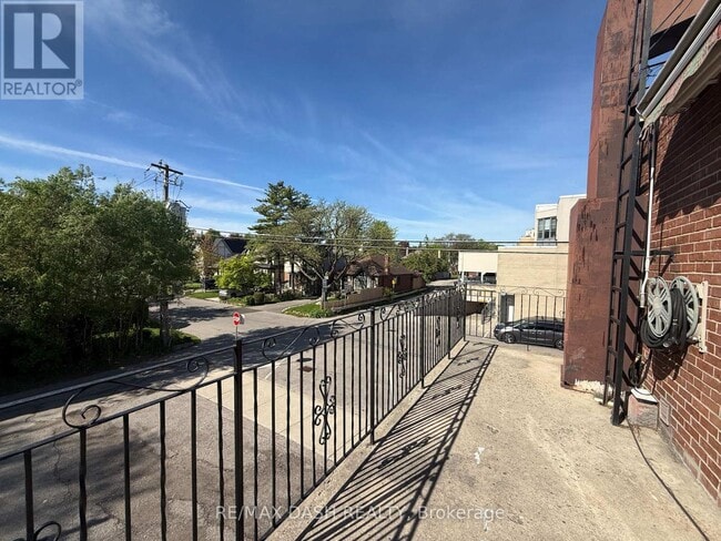 Photo - 2973 Bloor St W
