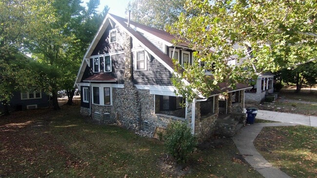 Building Photo - 1921 Summit St Unit 1921 Rental