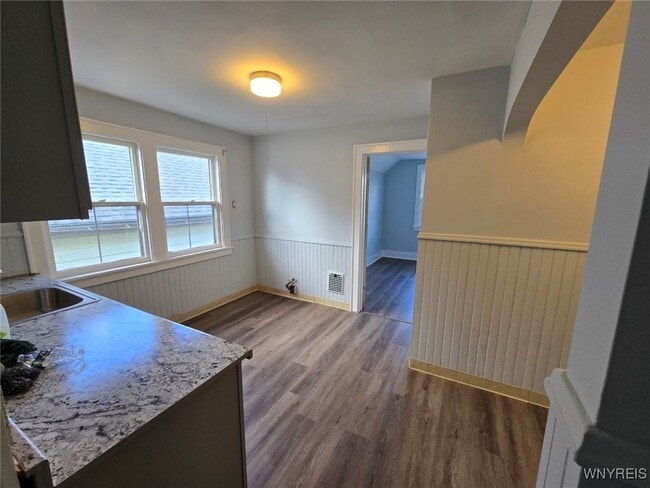 Photo - 693 Lasalle Ave