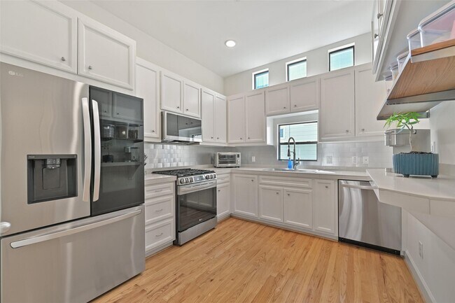 Photo - 8715 Meadowcroft Dr