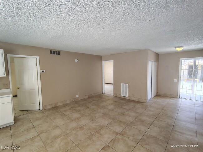 Building Photo - 2929 E Elm Ave Unit 1