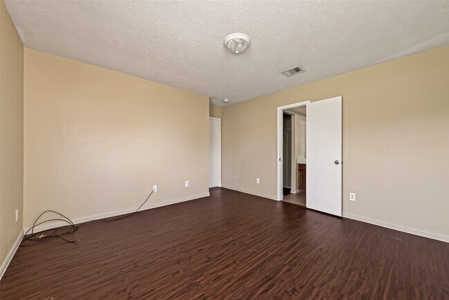 Photo - 827 Royal George Ln