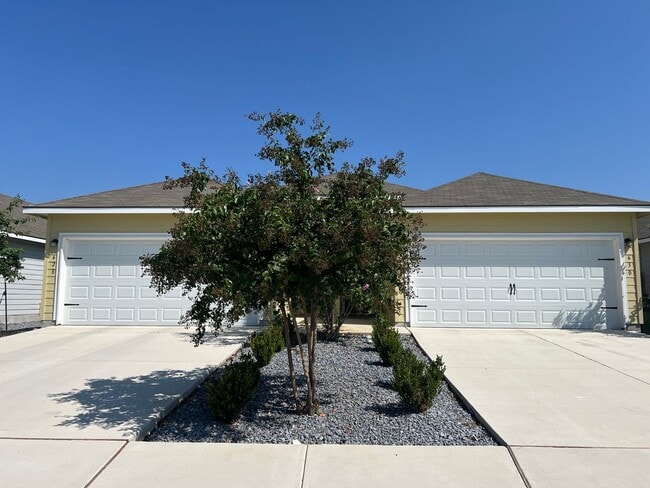 Building Photo - Luxury Duplex in Seguin, TX Rental