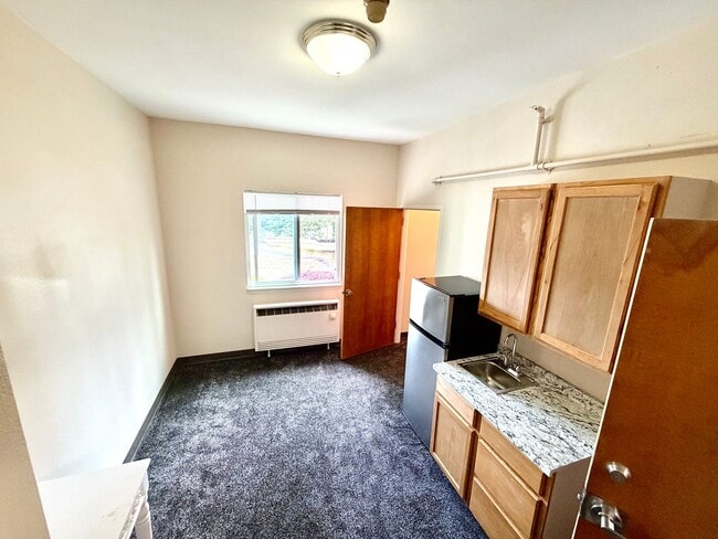 Building Photo - UNDER NEW MANAGEMENT Efficiency 1bdrm / 1ba Room #256 – All Utilities & Wi-Fi Included! Pet Frien... Unit 3959 Sheridan Ave Apt 256