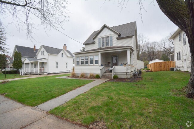 Building Photo - Character-filled 2 bed 1.5 home across fro...