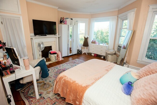 Photo - 27 N College St