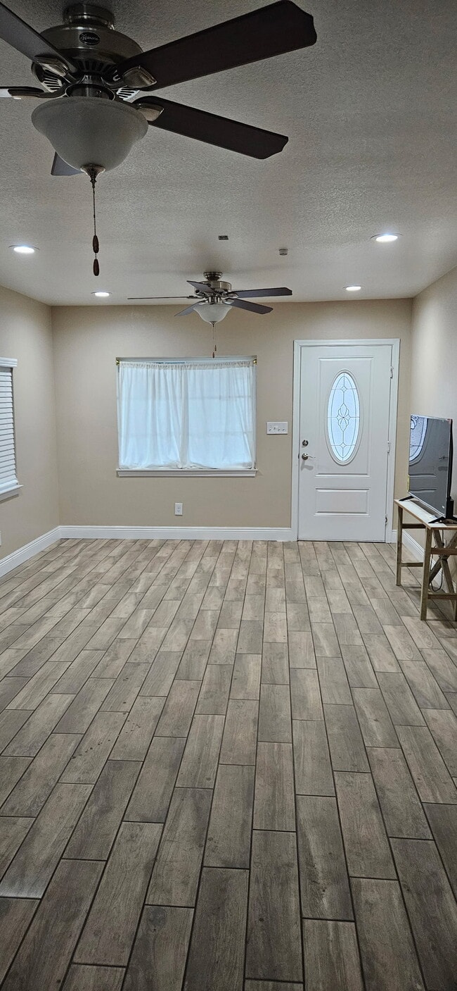 Photo - 3139 E Lyell Ave