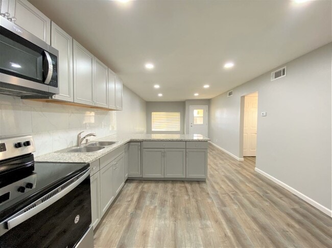 Photo - 817 E Bellevue Rd Unit NA