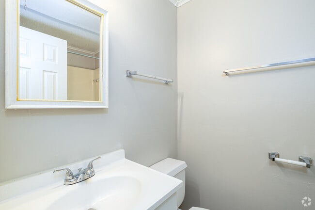 1BR Studio - 290SF - Bathroom