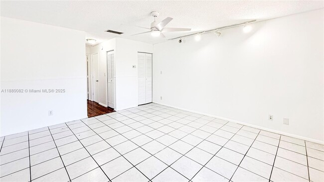 Photo - 3200 NW 5th Terrace Unidad 8