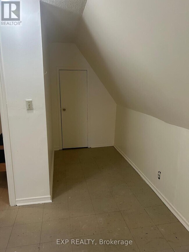 Photo - 263 Dundas St E