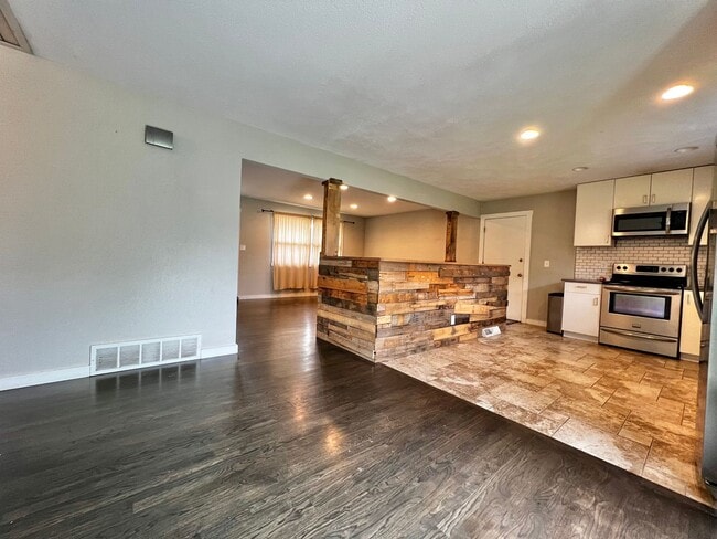 Photo - Beautifully Remodeled 5 Bed 2 Bath House i...
