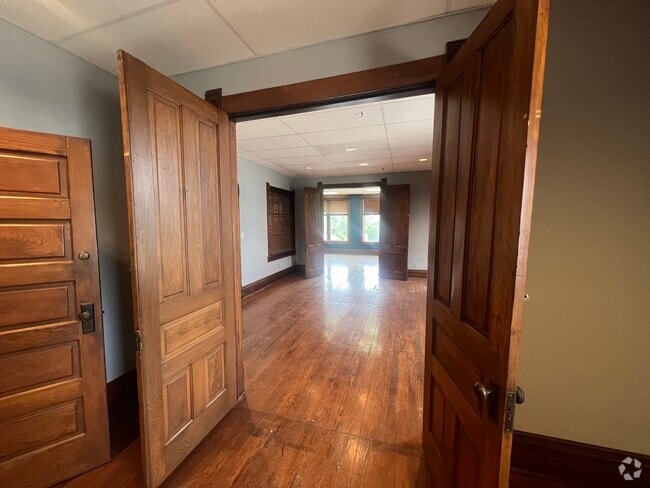 Building Photo - 915 1/2 W Douglas Ave Rental