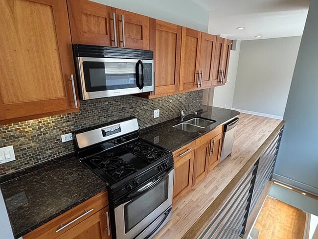 Photo - 2245 W Barry Ave Unit APT 2C