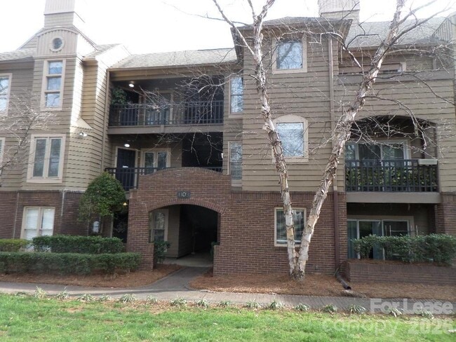 Building Photo - 1109 E Morehead St Unit 10