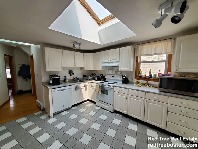 Building Photo - 66 Brooks St Unit 3 Rental