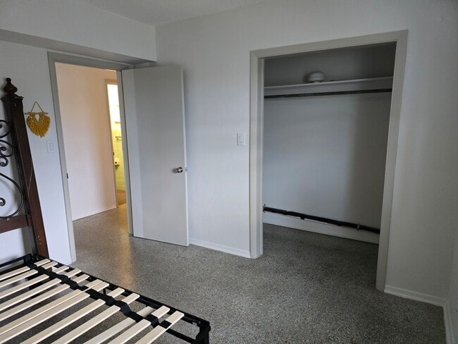 Building Photo - 2455 NE Dixie Hwy Unit B Rental