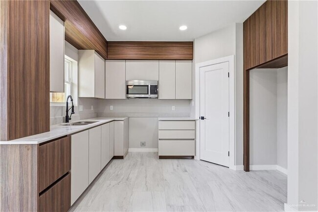 Photo - 2206 Corales St