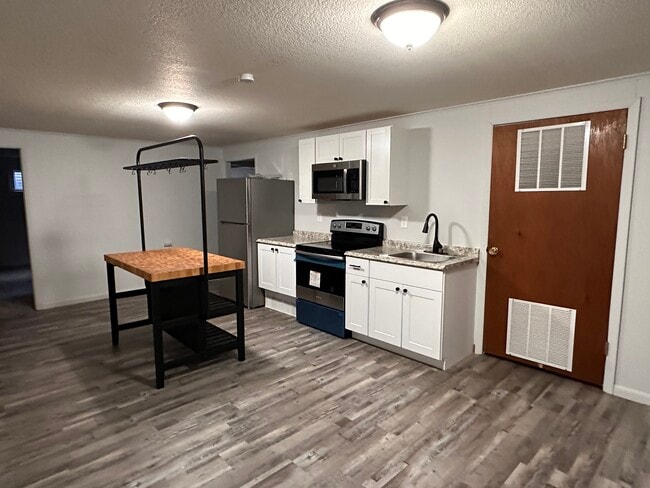 Building Photo - 815 Kingsley Dr Unit 815 B Rental