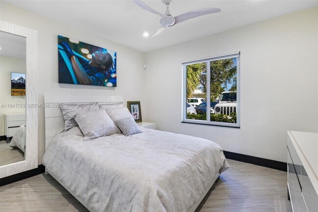 Photo - 517 S Riverside Dr