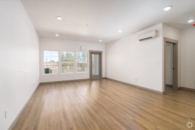 1BR, 1BA - 886SF