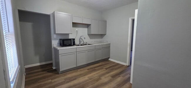 Photo - 1631 W 7th St