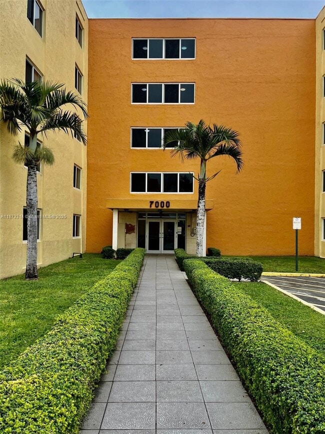 Building Photo - 7000 NW 186th St Unit 4-121 Rental