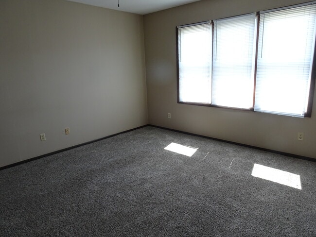 Photo - 404 Plaza Heights Rd Unit 4 plex in Marshalltown