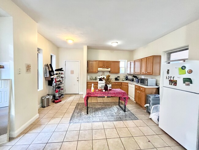 Building Photo - 10 S Huntington Ave Unit 2