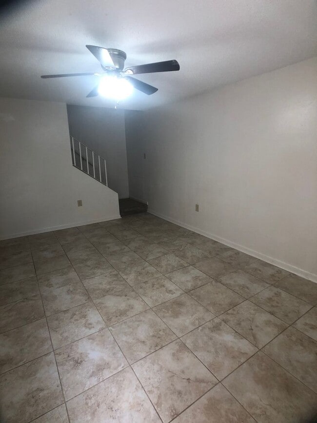 Building Photo - 809 Fox Run Ave Unit 2