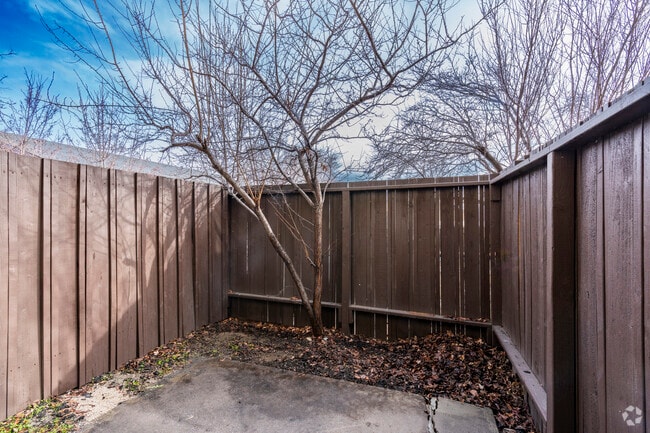 Studio, 1BA - 440 SF